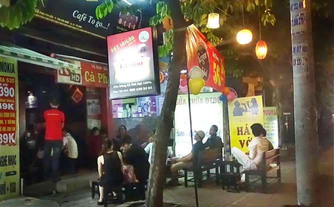hinh-anh-quan-cafe-65A-phan-van-hon-quan-cafe-ghe-go.png